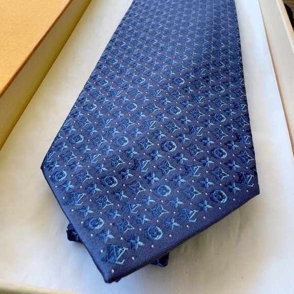 🔥LV HOLIDAY 25’🔥🆕💯LOUIS VUITTON LIMITED KNIGHT BLUE 3D-MONOGRAM MOTIF TIE🔥RARE✨ - Picture 10 of 17